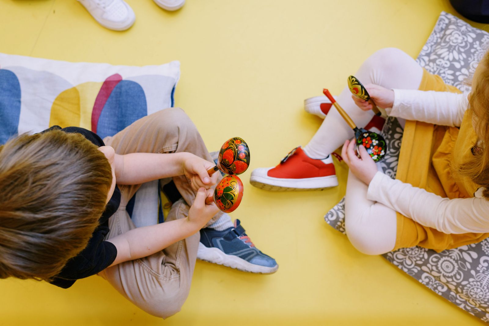 Young children shaking simple instruments in a playful JUNKESTRA workshop